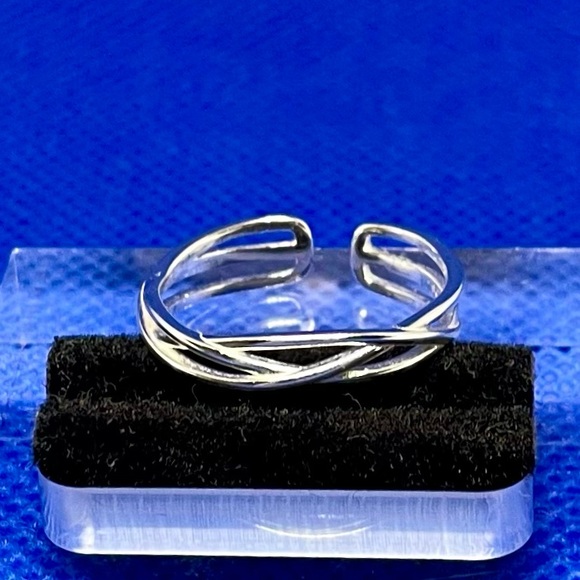 NWT Sterling Silver 925 Twisted Cuff Ring-OS Intertwined Silver Design
MSRP $45 - Picture 1 of 12